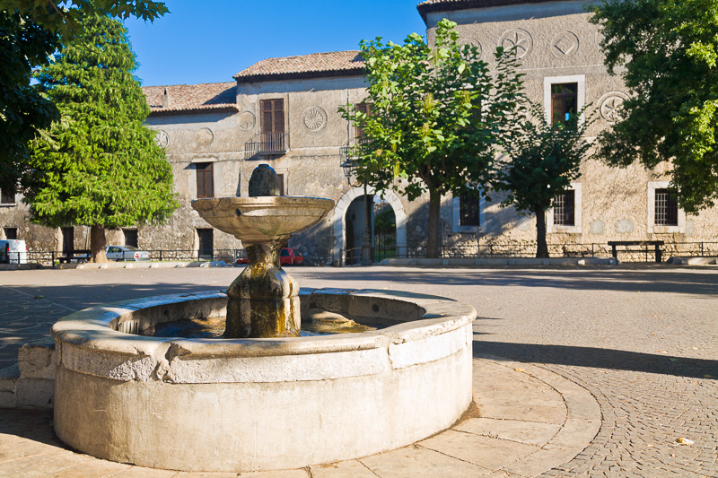 La fontana e il palazzo Marchesale