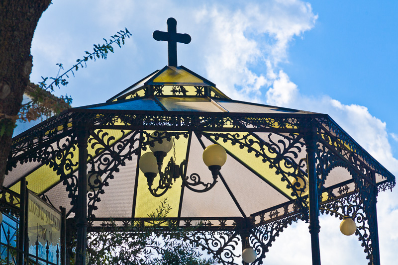 Gazebo in ferro battuto e vetrate