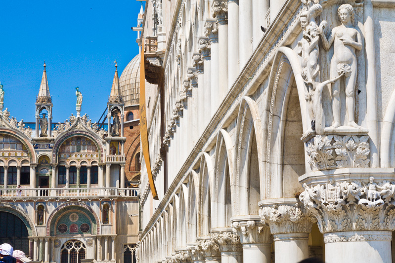 Scultura di "Adamo ed Eva" al Palazzo Ducale