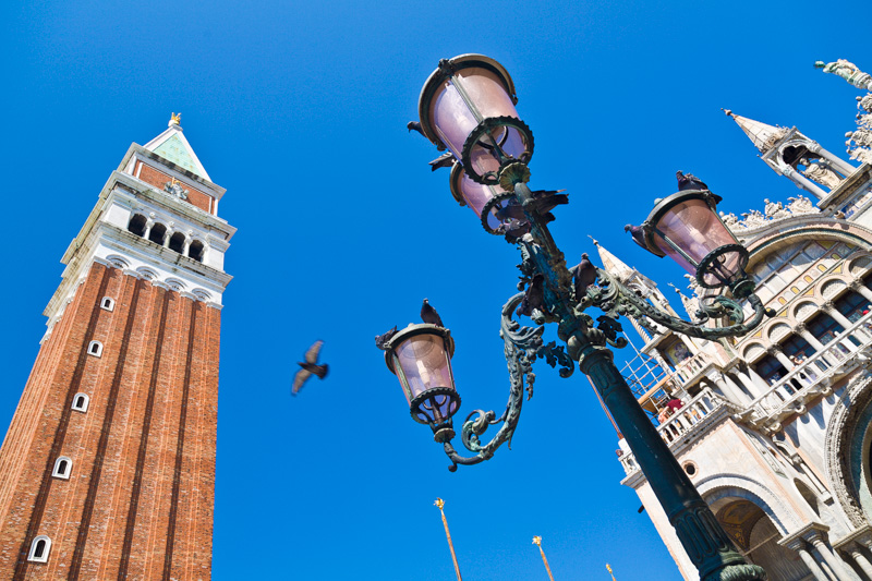 Lampione, campanile e la Basilica di San Marco