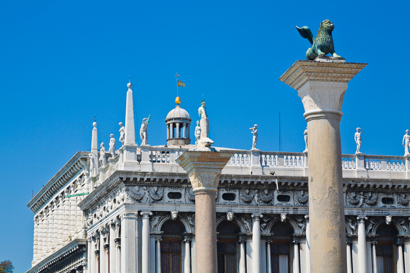 Le colonne in granito con il leone Marciano e San Teodoro