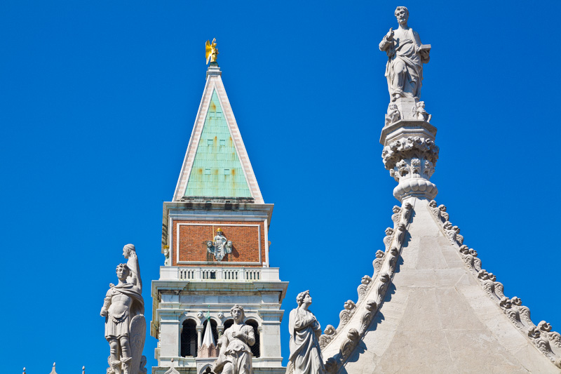 Il campanile San Marco e la cuspide dell’arco Foscari