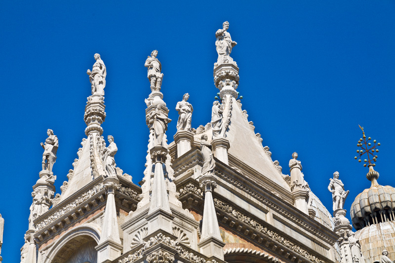 Le sculture e le cuspidi dell’arco Foscari