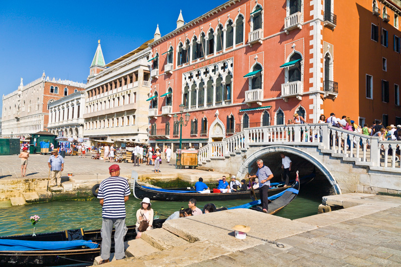 Ponte sul rio del Vin e l'Hotel Danieli