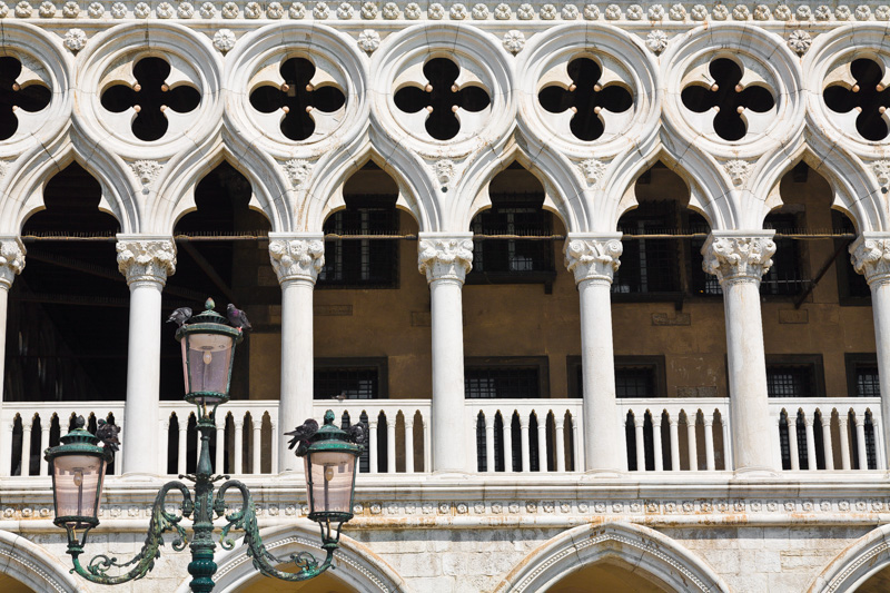 Il loggiato con colonnine ed archi ogivali dl Palazzo Ducale