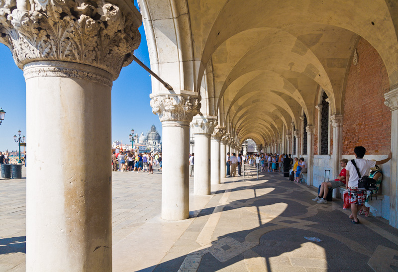 I capitelli e il porticato di Palazzo Ducale